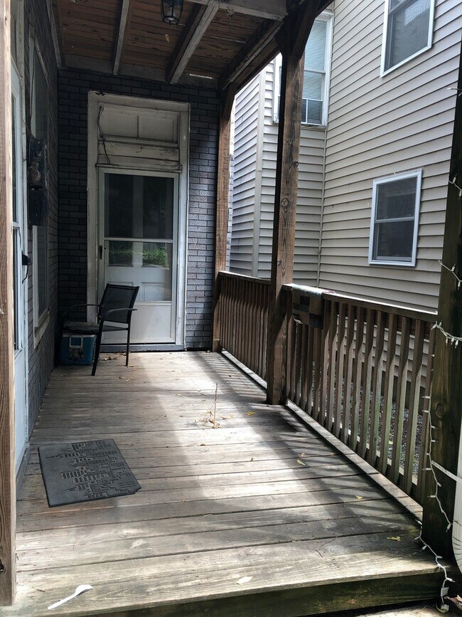 Building Photo - Spacious 4 bdrm/2 bath Home Located in Richmond's Fan District w/Balcony!!  Walking Distance to V...