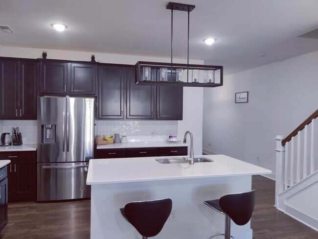 Foto del edificio - 4 Bedroom Townhome for Rent Apex