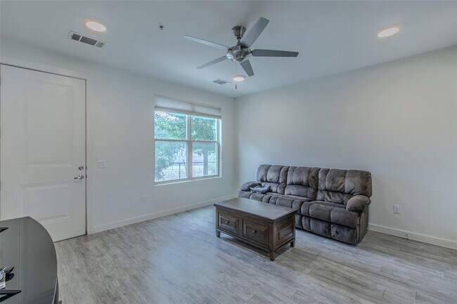 Foto del edificio - 7805 Cooper Ln