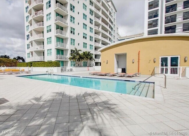Foto del edificio - 1 br, 1 bath  - 3180 Coral Way Apt 807