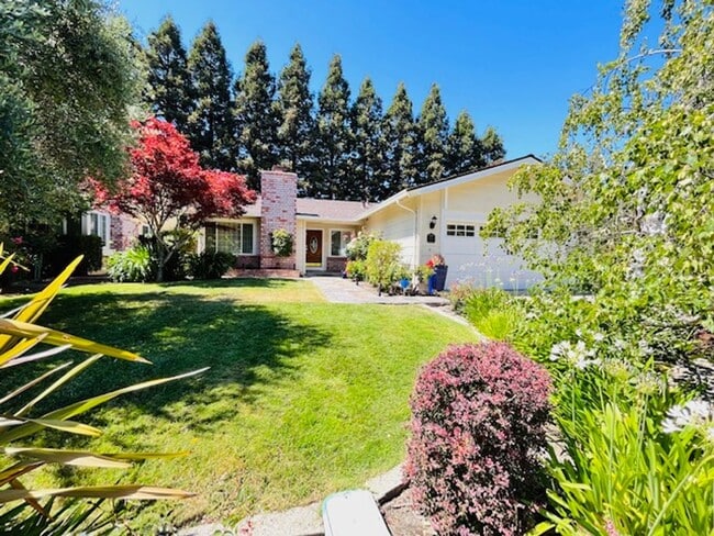 Building Photo - Gorgeous 3Bd/2BA + Den/Office or 4th Bedro...