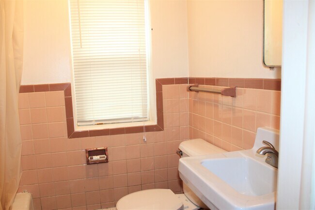 Building Photo - 509 N Riverview Dr