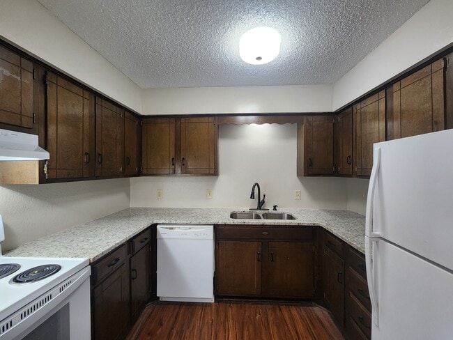 Building Photo - 1400 N Perkins Rd