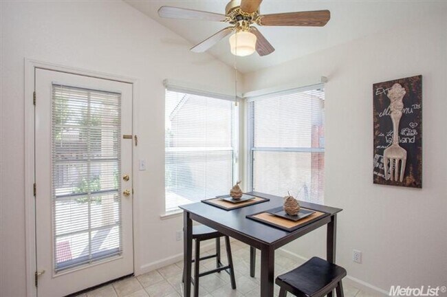 Foto del edificio - West Davis three bedroom available for September move in!