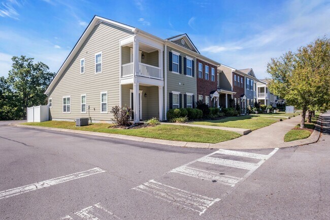 Foto del edificio - 2031 Hemlock Dr