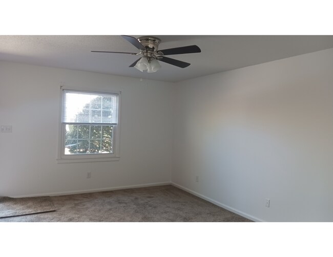 Building Photo - 115 Eastcliff Dr SE