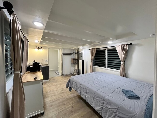 Building Photo - 1130 Keolu Dr