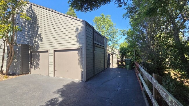 Building Photo - 8341 Valley View Ct