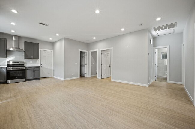 Foto del edificio - Showing Times: to schedule a viewing, please contact us