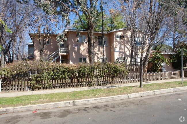 Foto del edificio - 7001 Hazeltine Ave