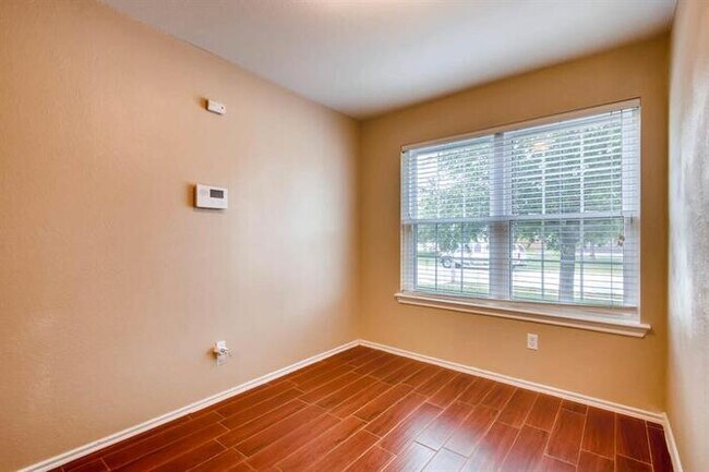 Building Photo - 121 Wegstrom St, Hutto, TX, 78634