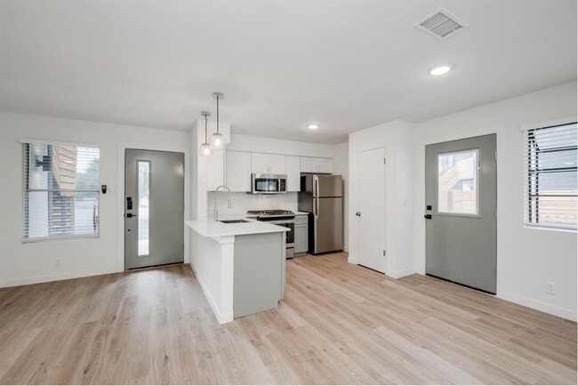 Building Photo - 5802 Cougar Dr