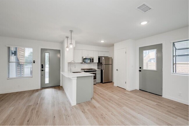 Building Photo - 902 Airoso Cove