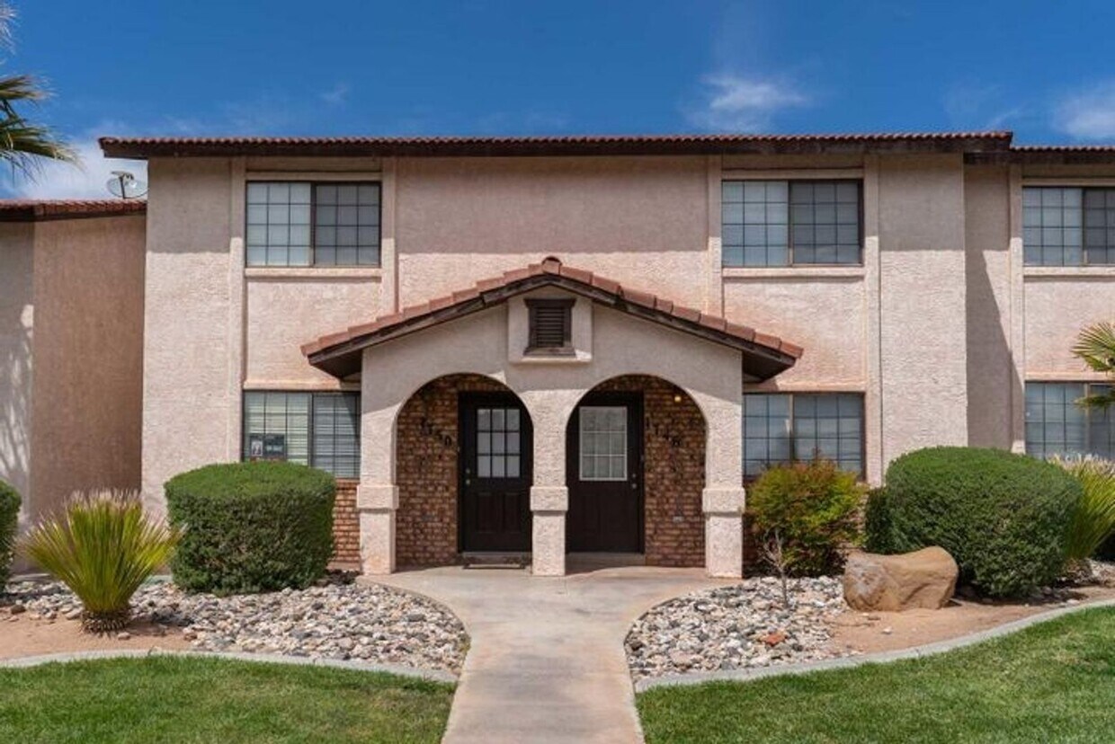 Primary Photo - 2 Bed Townhome with Balcony and Private Patio