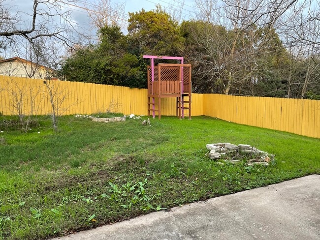 fort en patio trasero - 8100 Red Willow Dr