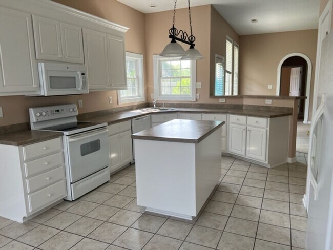Building Photo - 3 Bedroom, 2 Bath, Unfurnished Home with L...