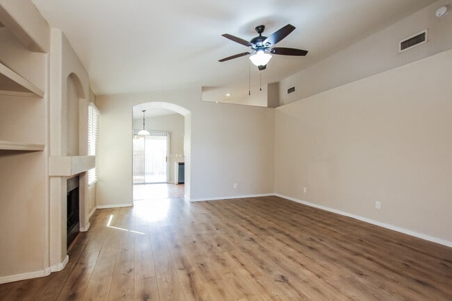 Foto del edificio - 8667 W Palm Ln