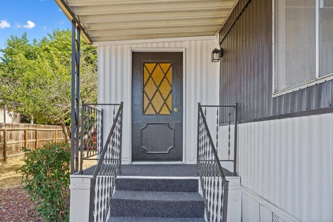Foto del edificio - 5055 W. TULARE AVE SP 64 - 2 BEDROOM 1.5 BATH - MANUFACTURED HOME - SW VISALIA