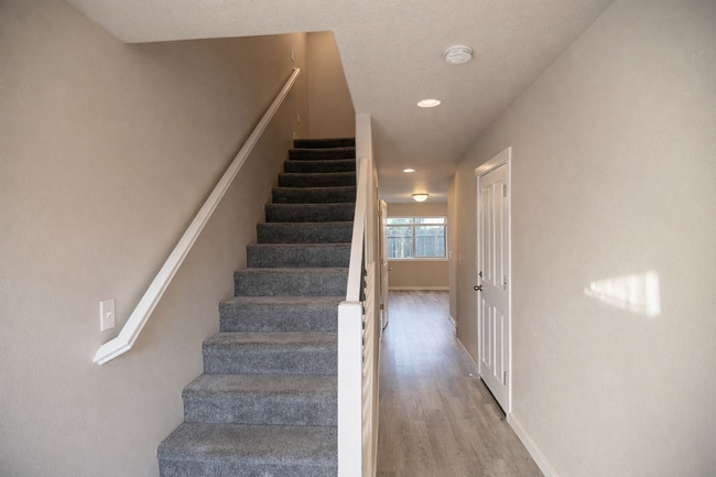 Building Photo - 5917 NE 71st Ct