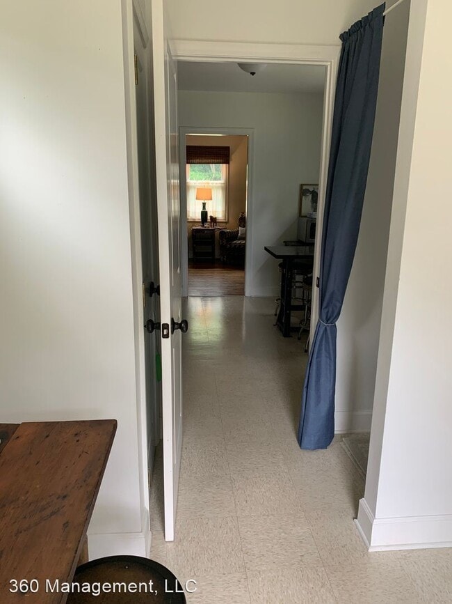 Building Photo - 2 br, 1.5 bath House - 1108 Lakeview Dr
