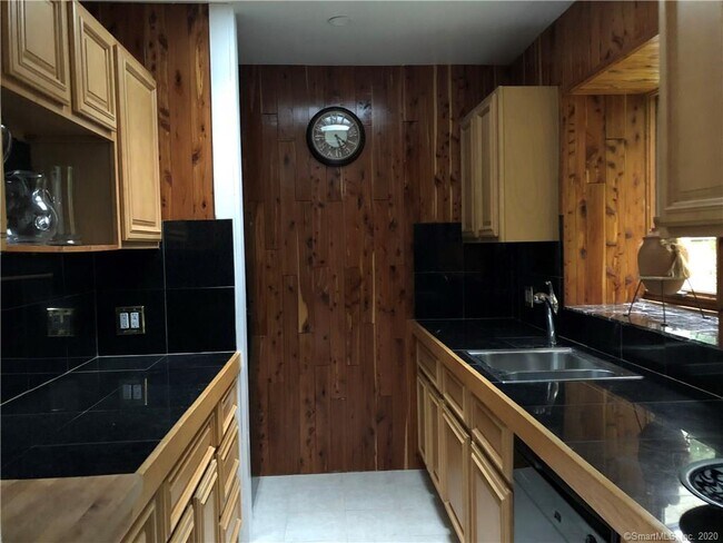 Foto del edificio - 704 Raymond Hill Rd