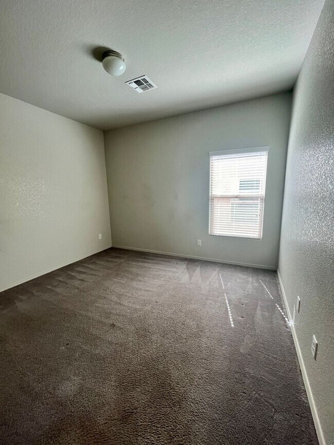 Building Photo - Super cute and clean home in Holiday