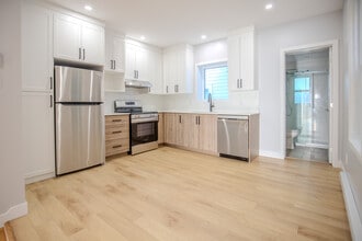 Building Photo - 244 Rue Notre-Dame-de-l'île