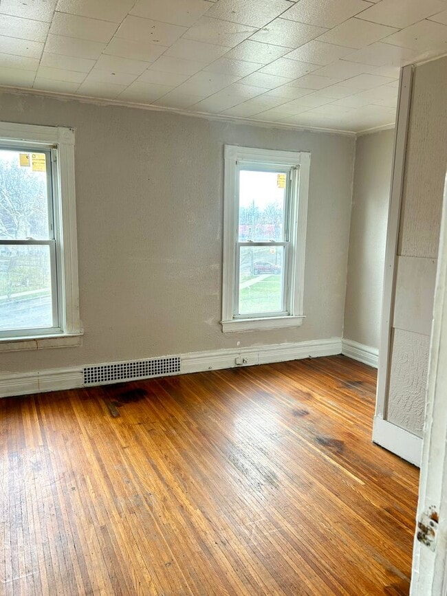 Building Photo - 572-574 Seward  T2