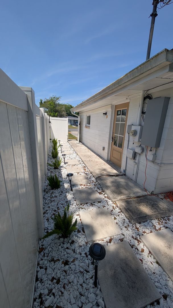 Foto del edificio - One bedroom one bath Adjacent apartment with private entrance.