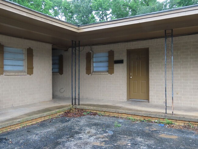 Foto del edificio - Cozy Two Bedroom One Bathroom  Apartment!