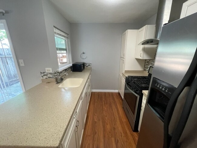 Foto del edificio - Ready for Move In-Updated Modern Condo 2/2...