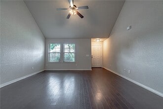 Building Photo - 926 Kensington Dr
