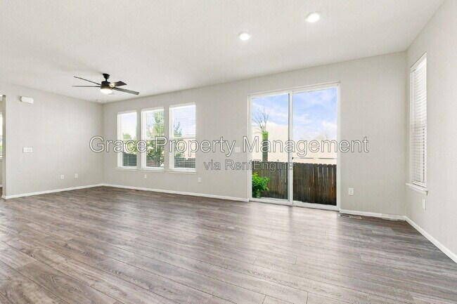 Foto del edificio - 16545 W Vallejo Pl