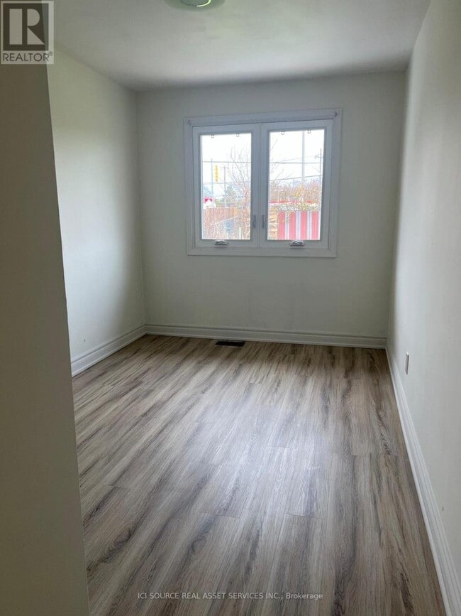 Building Photo - 52 Pinemore Crescent