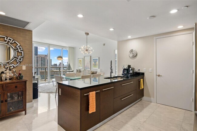 Building Photo - 475 Brickell Ave