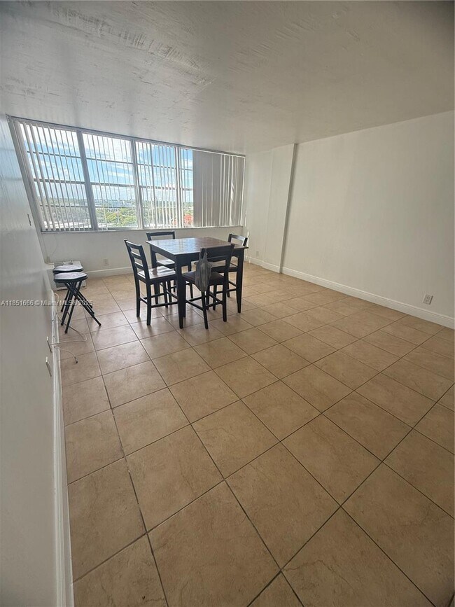 Foto del edificio - 2025 NE 164th St