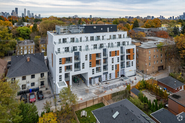 Photo du bâtiment - 1996-2000 Bathurst St