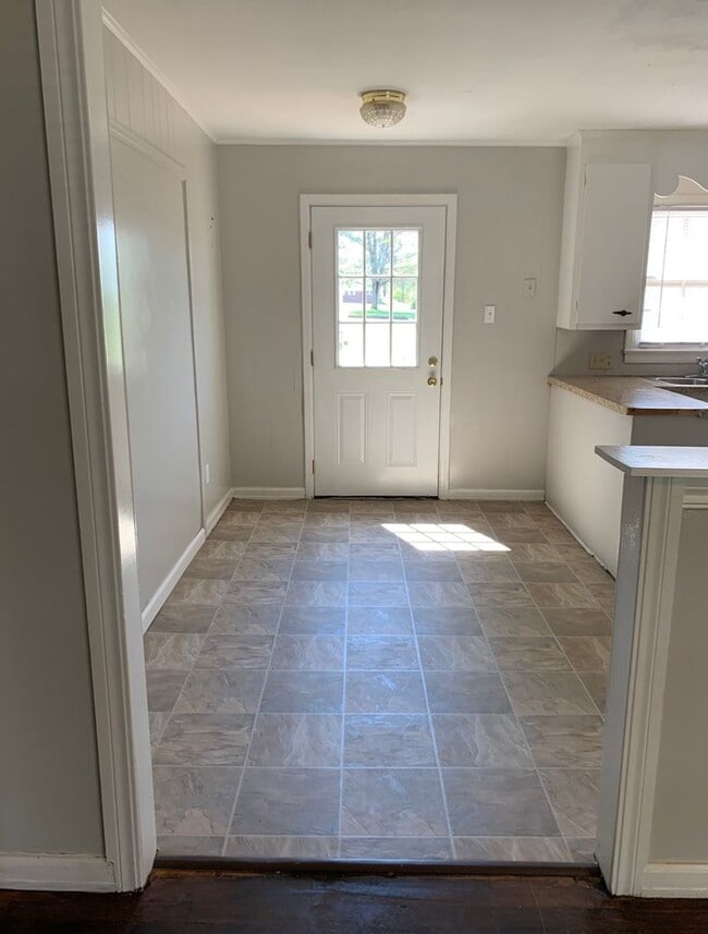 Building Photo - MOVE IN SPECIAL! No move in Rent - Just Pa...