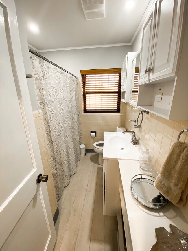 Building Photo - 2734 E 3rd St