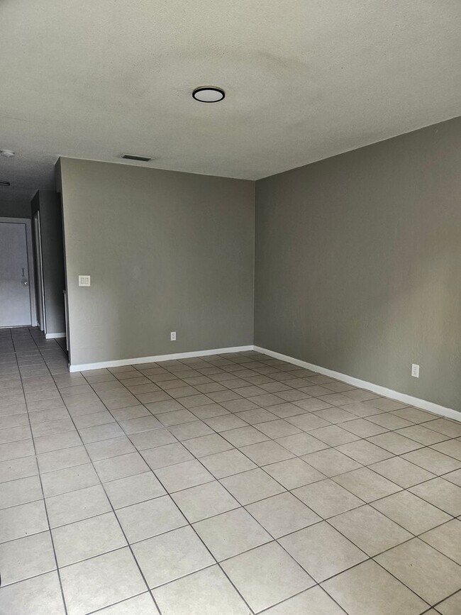 Building Photo - 2 Bed room 1 bath duplex