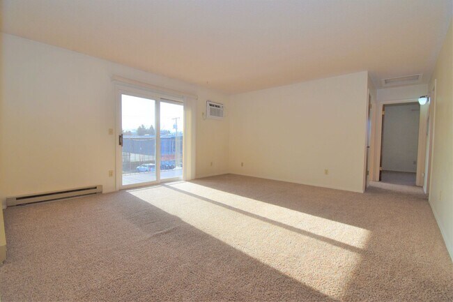 Foto del edificio - Top Floor Large 2 bedroom 1 bathroom apart...