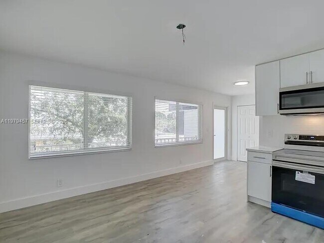 Building Photo - 1335 NE 5th Ave