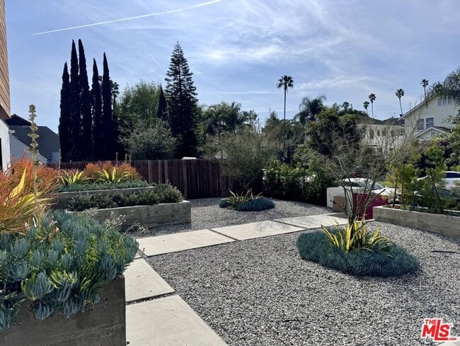 Building Photo - 660 N Mariposa Ave