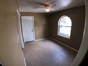 Building Photo - 456-456 S Elm Ct