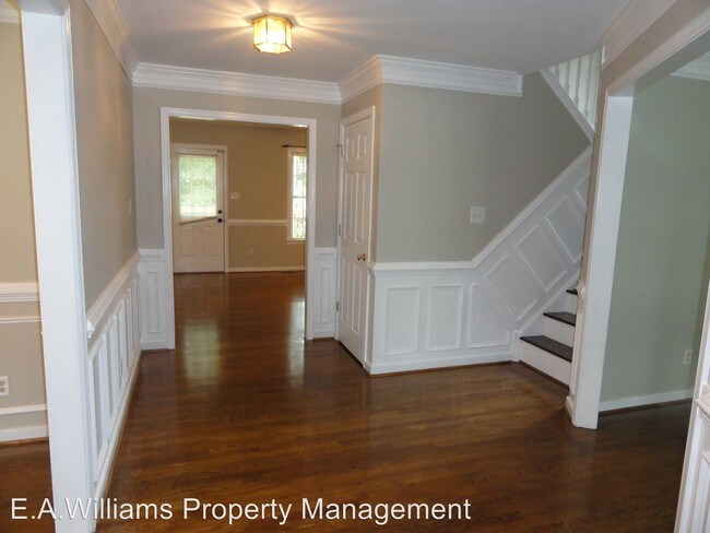 Building Photo - 8100 Hillcreek Dr