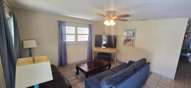 Foto del edificio - 1735 Bahama Dr