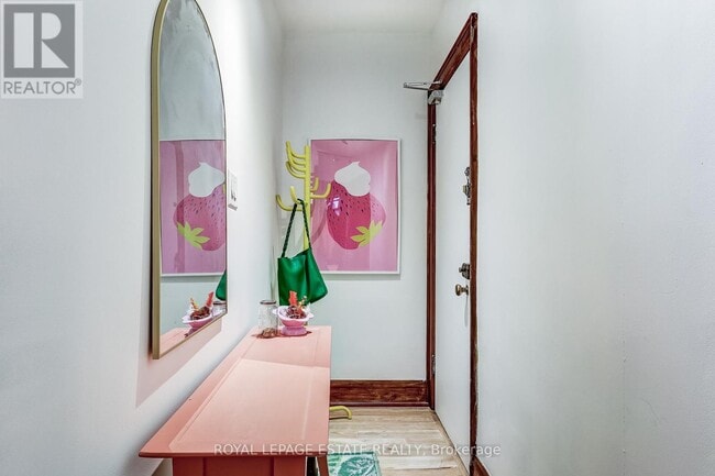 Building Photo - 922 Bathurst St