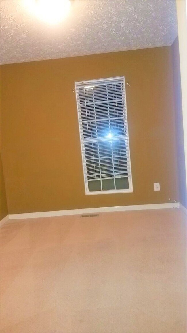 Building Photo - Spacious townhome!