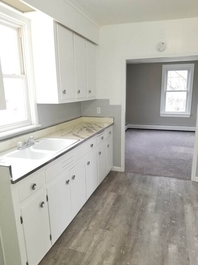 449 27th St Unit Apartment 3 Upper Front, Niagara Falls, NY 14303