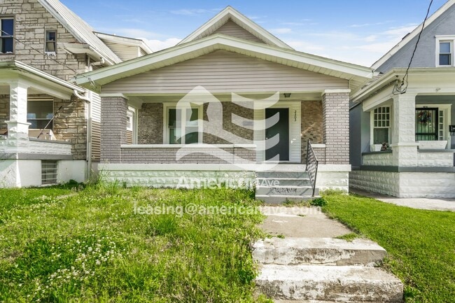 Building Photo - 2303 W Oak St